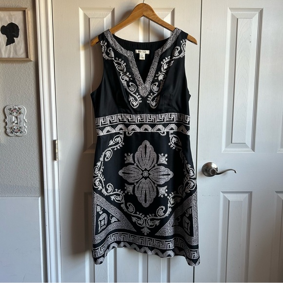 White House Black Market Dresses & Skirts - White House Black Market black & white sleeveless silk dress